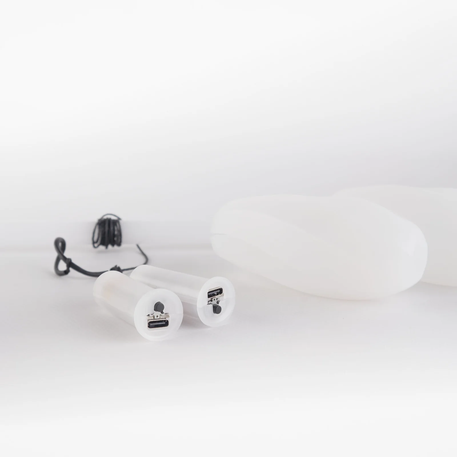 lumi leviwand showing the removable batteries that can be recharged and the spiral end caps